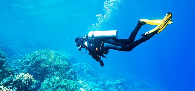 Seorang scuba divers sedang menyelam di Pulau Pramuka